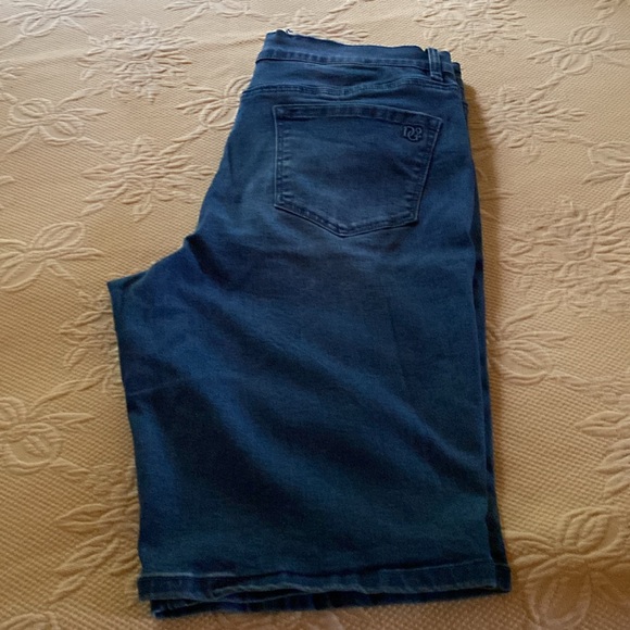 Diane Gilman denim short with flower detail, size 16 petite - Picture 4 of 6